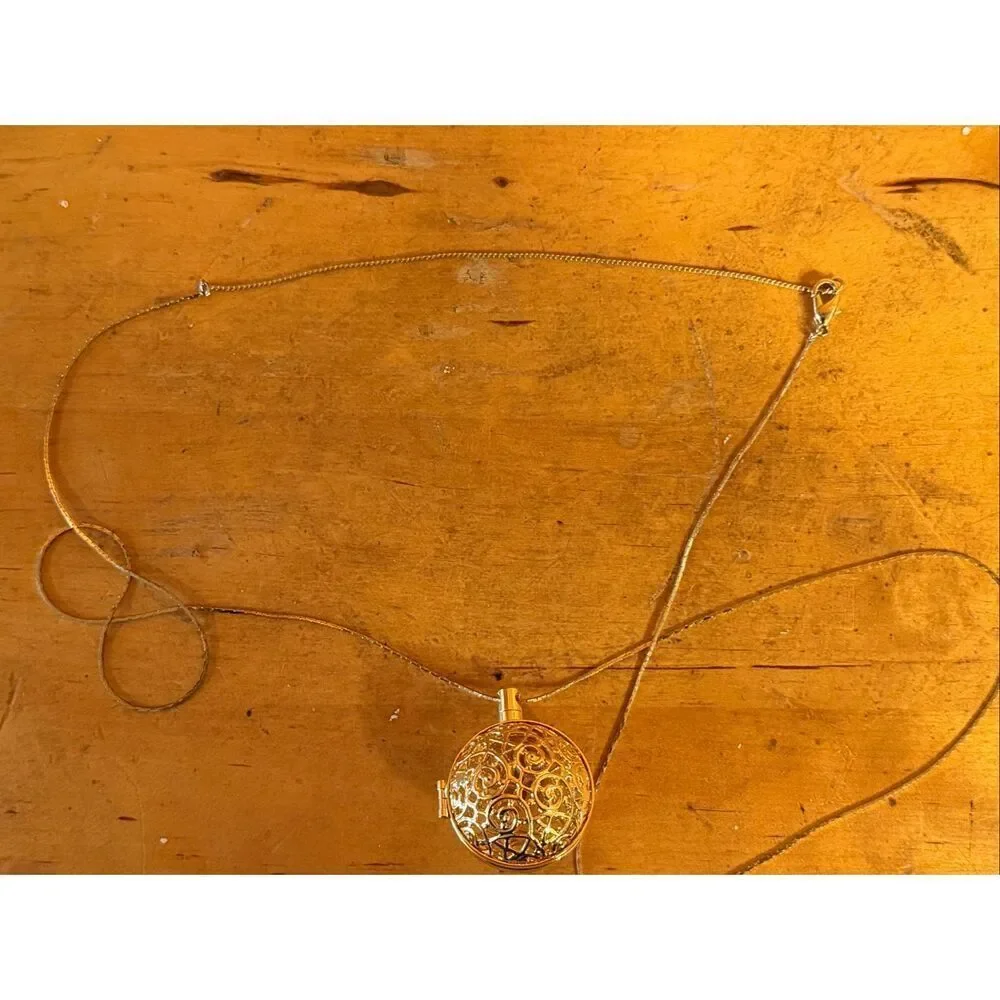 VICTORIAN BALL PENDANT LOCKET Gold Tone (7165)